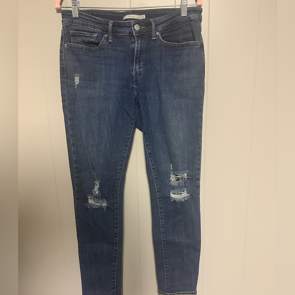 Levi’s 711 Skinny Jeans
